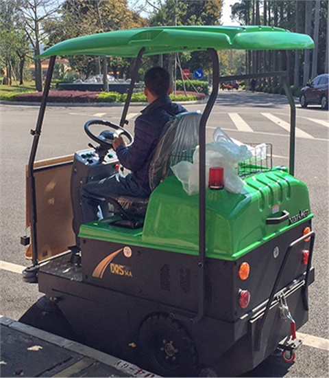 駕駛式掃地車